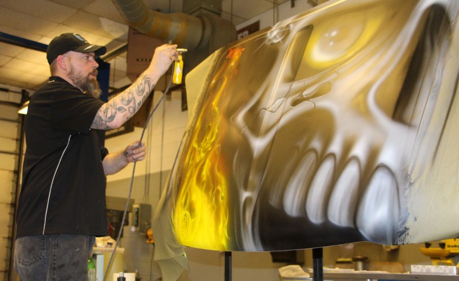 Ohio Technical College instructor inspires MHS students to pursue careers in airbrush